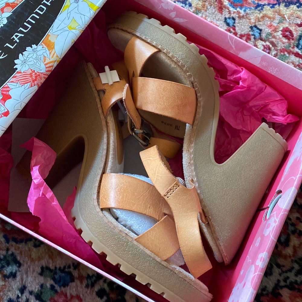 Chinese Laundry Massive Tan Veg Leather Sandals - Picture 2 of 6